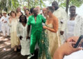Gina Yashere, de “Star Trek”, casa-se com Nina Rose Fischer em casamento ‘casual’ na Costa Rica: ‘Não são permitidos sapatos’