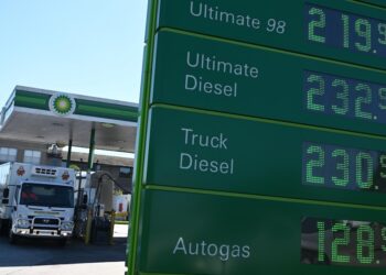 Os preços dos combustíveis são exibidos em um posto de gasolina em Camberra