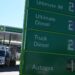 Os preços dos combustíveis são exibidos em um posto de gasolina em Camberra