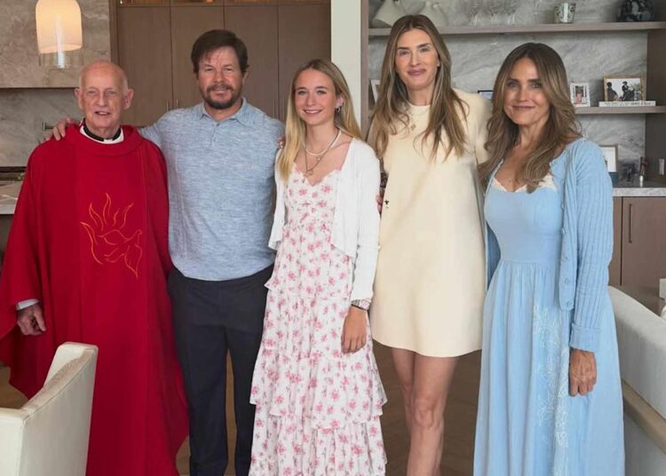 Grace, filha de Mark Wahlberg, 15 anos, comemora sua confirmação na igreja com uma doce foto de família