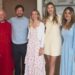 Grace, filha de Mark Wahlberg, 15 anos, comemora sua confirmação na igreja com uma doce foto de família