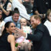 Harry e Meghan são recebidos por uma multidão durante visita ao Royal Children's Hospital em Melbourne