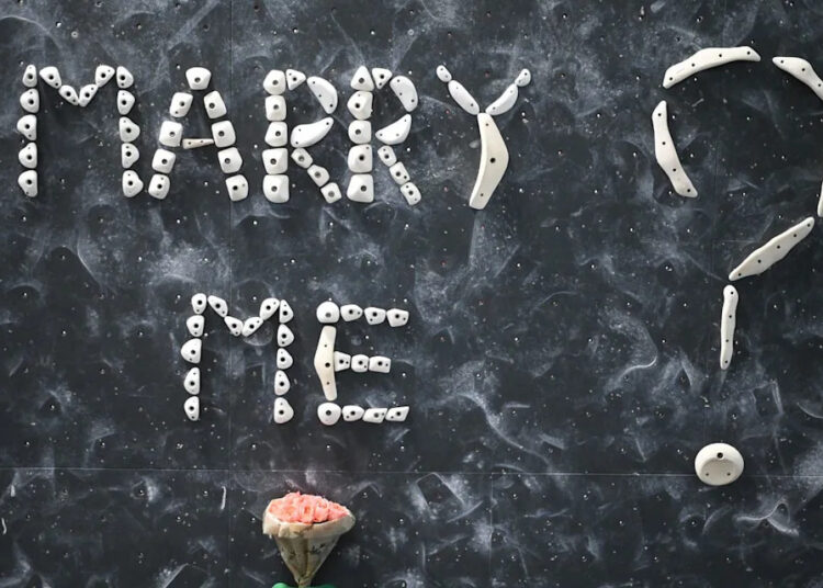 Homem pede namorada em casamento em academia de escalada com rota personalizada 'Marry Me' (exclusivo)