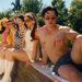 Hudson Williams estrela como um galã sem camisa no videoclipe de 'Madwoman' de Laufey