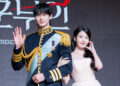 IU e Byeon Woo-seok recebem boas-vindas reais no evento de imprensa do K-drama ‘Perfect Crown’ – em fotos