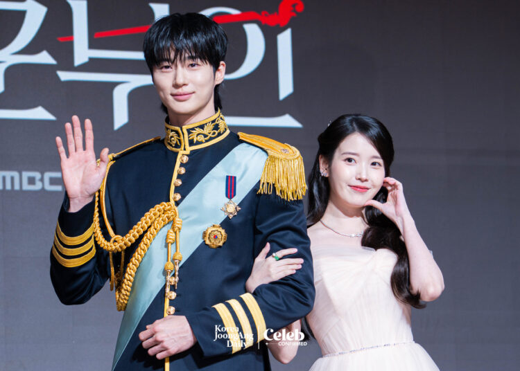 IU e Byeon Woo-seok recebem boas-vindas reais no evento de imprensa do K-drama ‘Perfect Crown’ – em fotos