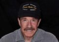 'Inteiramente falso': a família de Chuck Norris critica vídeos de IA 'enganosos' sobre a morte 'repentina' do ator