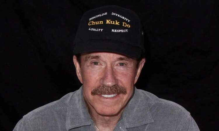 'Inteiramente falso': a família de Chuck Norris critica vídeos de IA 'enganosos' sobre a morte 'repentina' do ator