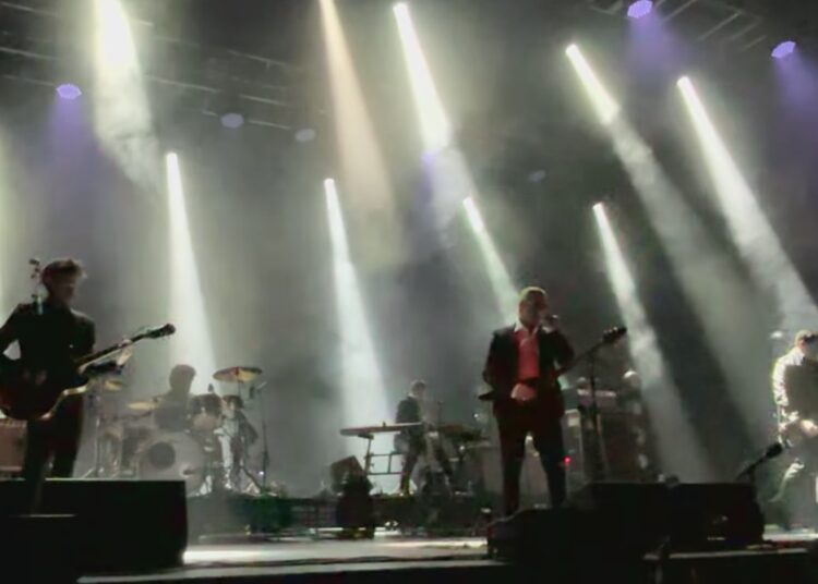 Interpol estreia nova música “Wings On Fire” em Albuquerque: Ouça