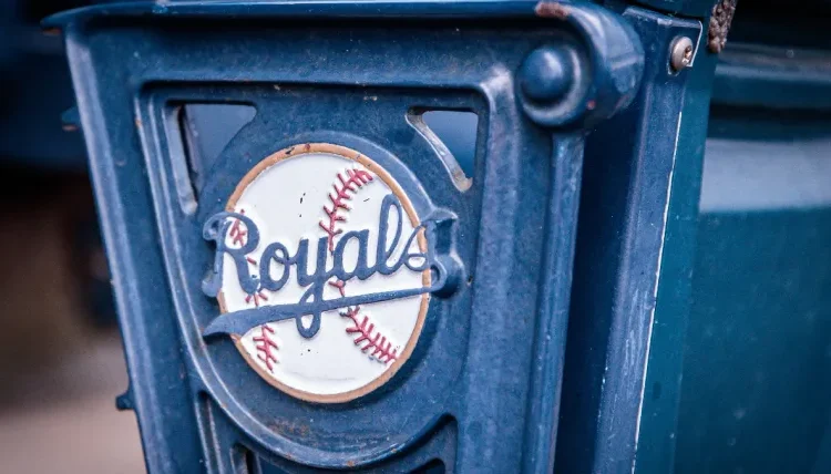 Isaac Collins, do Royals, sai da partida contra o Tigers com contusão no joelho direito