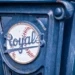 Isaac Collins, do Royals, sai da partida contra o Tigers com contusão no joelho direito