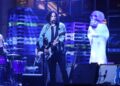 Jack White canta 'Derecho Demonico' e 'GOD'