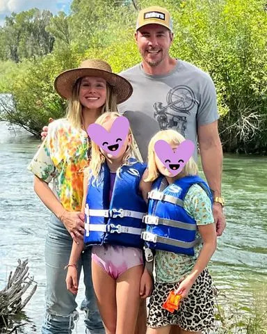 Jackie Tohn brinca que chama as filhas de Kristen Bell de 'filhos biológicos' e doa suas roupas de segunda mão para sua sobrinha (exclusivo)