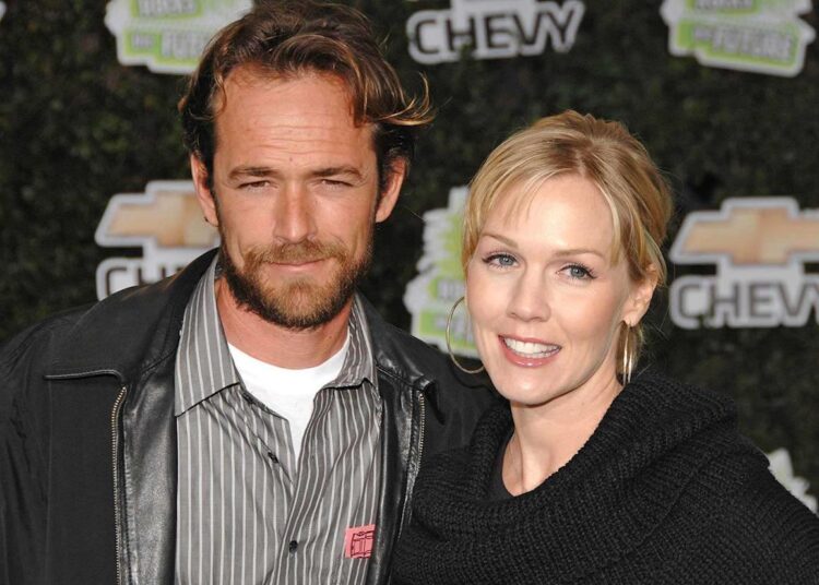 Jennie Garth diz que Luke Perry foi seu ‘primeiro amor verdadeiro’
