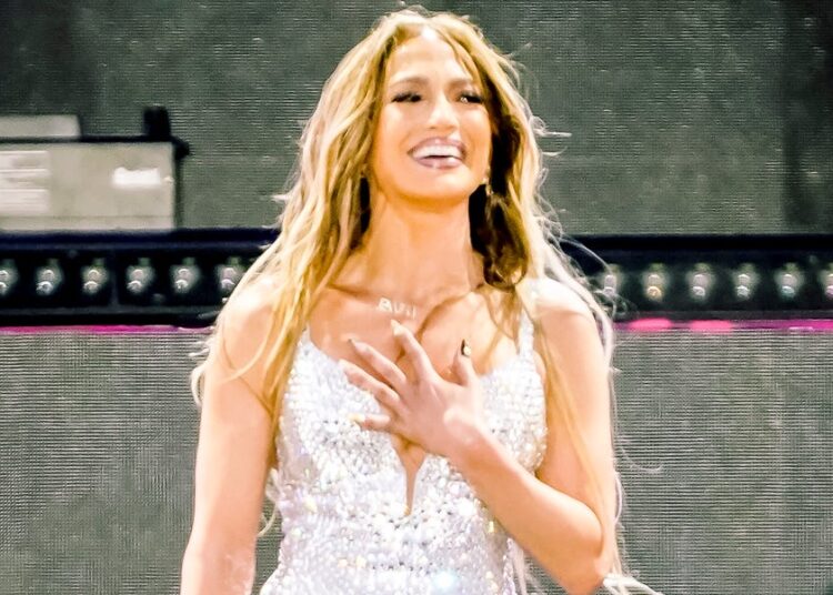 Jennifer Lopez reflete sobre sua estreia surpresa no Coachella durante o set de David Guetta