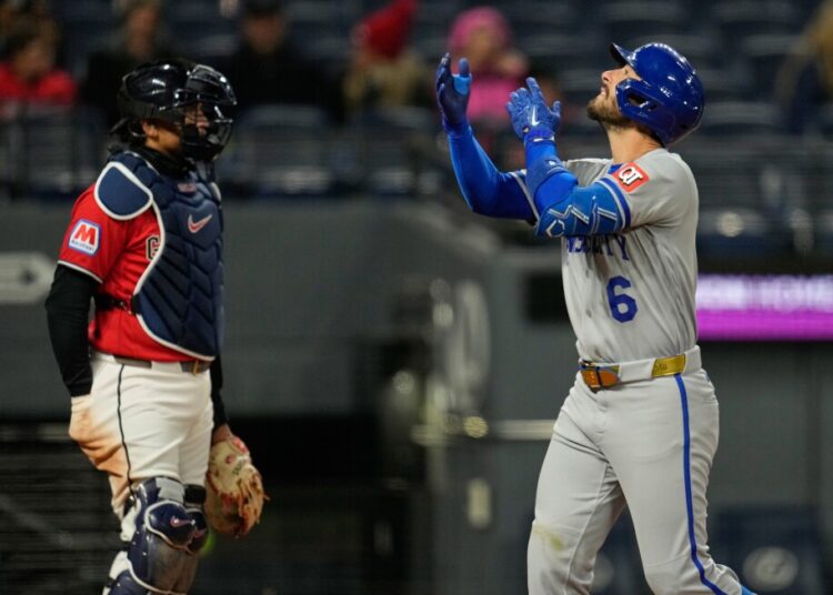 Jensen e Índia impulsionam Royals à vitória por 4-2 sobre os Guardians