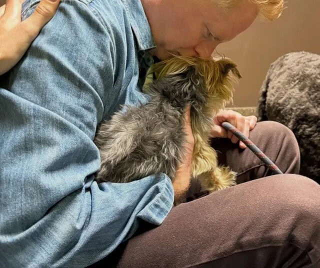 Jesse Tyler Ferguson revela que teve que largar a folha do cachorro pouco antes de gravar seu último episódio de podcast