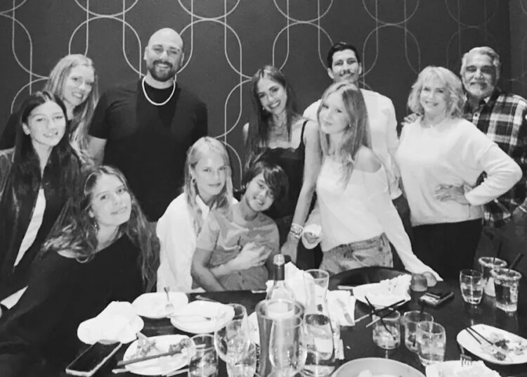 Jessica Alba compartilha foto rara de família com filhos adultos e namorado Danny Ramirez no aniversário de 45 anos