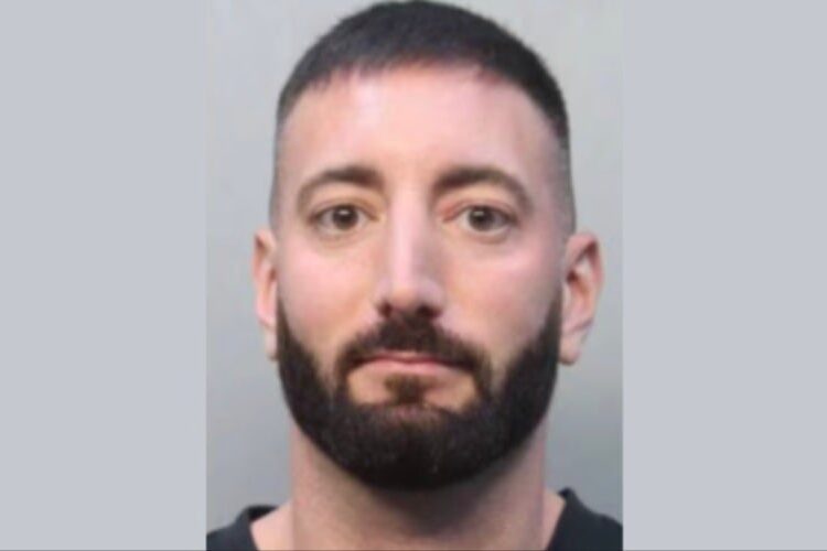 Joalheiro famoso visto em 'Below Deck' apontou uma arma para alguém depois que ele bloqueou sua Ferrari na Flórida, disse a polícia