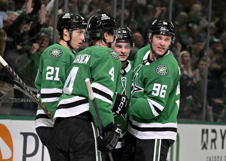 Jogadores do Dallas Stars recebem presentes surpresa de uma estrela da música country