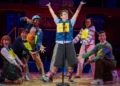 Jon Cryer sobe ao palco para participar do revival off-Broadway do “25º Concurso Anual de Ortografia do Condado de Putnam”