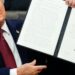 Jon Stewart assustado com o momento 'estranho' do Salão Oval de Trump