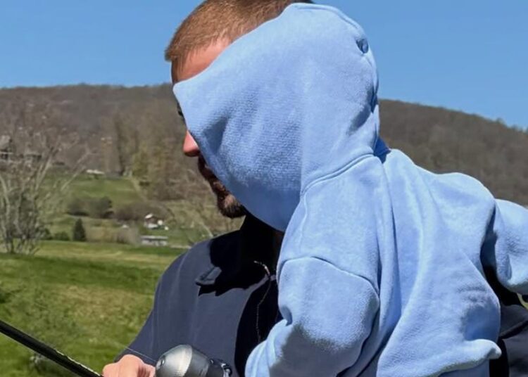 Justin Bieber compartilha fotos de sua viagem de pesca em abril de 2026 com Jack