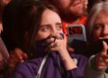 Justin Bieber faz serenata para Billie Eilish em êxtase no Coachella