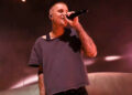 Justin Bieber faz uma performance sonolenta no Coachella, rola o apocalipse e assiste a vídeos no YouTube no meio do show