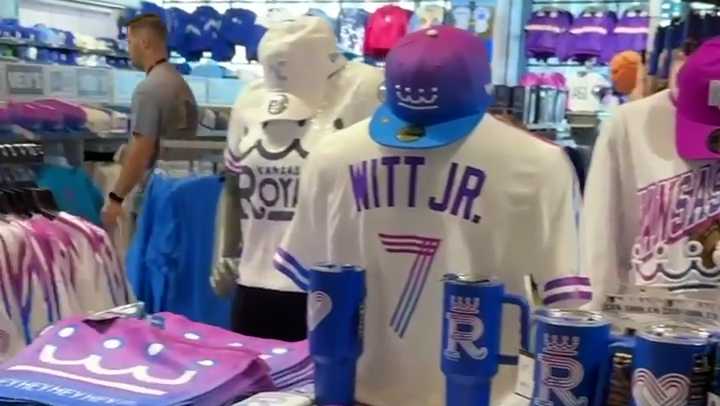 Kansas City Royals estreia novo uniforme roxo e azul do City Connect
