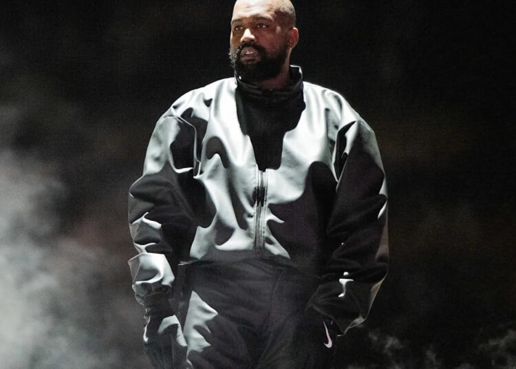 Kanye traz a filha para North West no palco, e os fãs têm muito a dizer sobre o dueto entre pai e filha