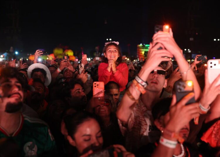 Karol G no Coachella foi um sucesso global. No entanto, outros artistas estrangeiros temem viajar pelos EUA