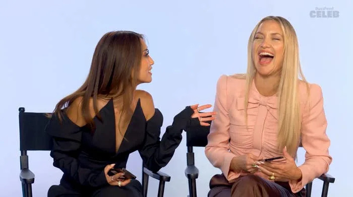 Kate Hudson e Brenda Song têm uma amizade incrível na tela, mas a amizade IRL é ainda melhor