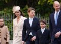 Kate e William comemoram 15 anos com novo retrato de família