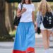 Katie Holmes combina uma camiseta branca clássica com uma saia colorida de dois tons