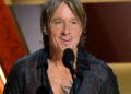 Keith Urban provoca nova música: ‘Something Extra Smooth’