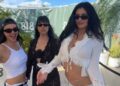 Kendall Jenner chega ao Coachella com uma regata branca recortada e shorts brancos minúsculos