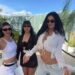 Kendall Jenner chega ao Coachella com uma regata branca recortada e shorts brancos minúsculos