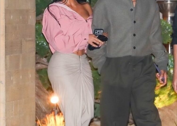 Kim Kardashian e Lewis Hamilton combinam em looks noturnos tonais para encontros
