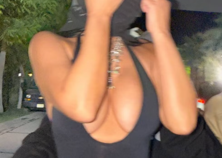 Kim Kardashian e Lewis Hamilton se beijam durante o dia na praia de Malibu
