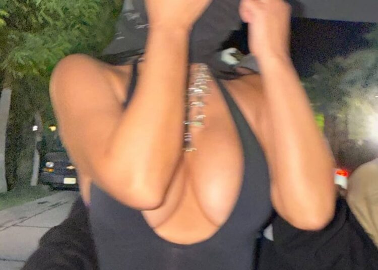 Kim Kardashian posta uma foto sutil de PDA de Lewis Hamilton no Instagram