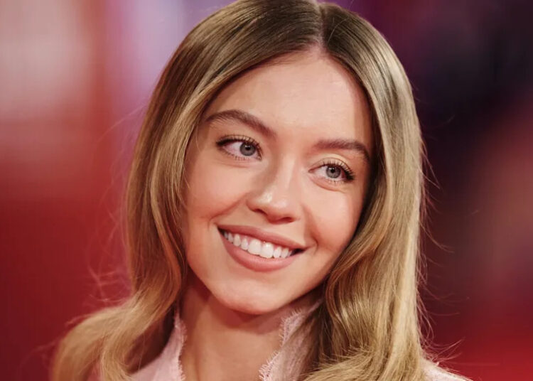 Kim Novak diz que Sydney Sweeney está ‘totalmente errada’ em interpretá-la em ‘Scandalous’