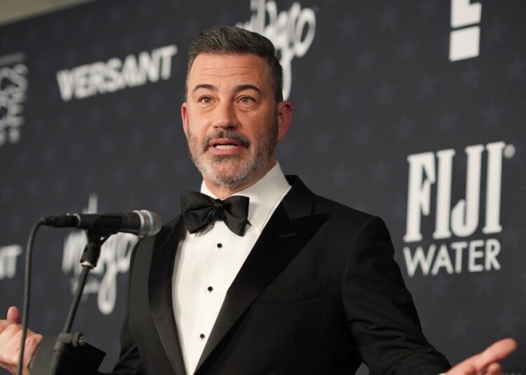 Kimmel rejeita pedidos de demissão, diz que a piada de Melania era sobre a idade