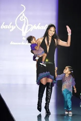 Kimora Lee Simmons compartilha a surpreendente quantidade de dinheiro que ganhou com a venda de Baby Phat: 'Você vive e aprende'