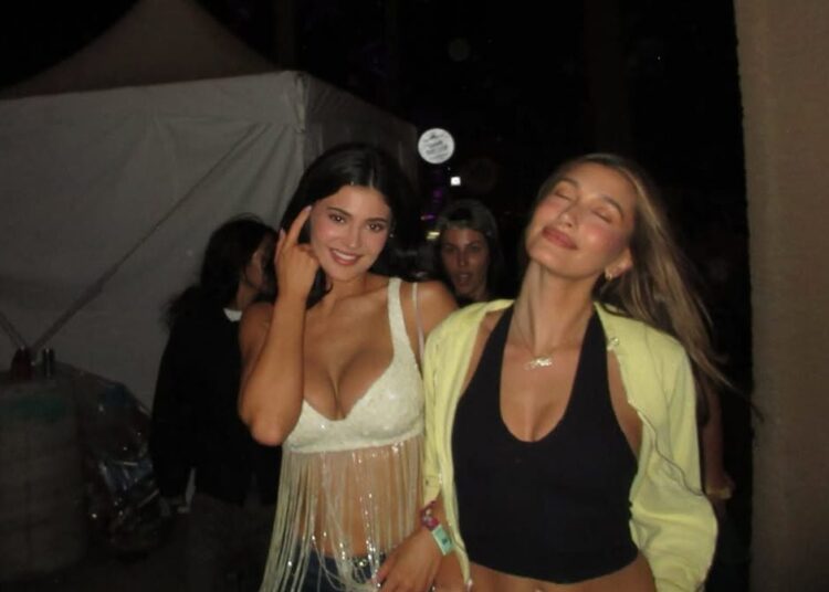 Kylie Jenner atualiza o estilo clássico Coachella com um sutiã vintage de lantejoulas