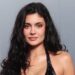 Kylie Jenner estreia unhas polvilhadas com diamante para o verão