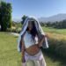 Kylie Jenner provoca sua última coleção Khy com um par de jeans amarelos desbotados