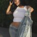 Kylie Jenner surpreende com um visual sexy de jeans duplo enquanto lidera celebridades no último dia do Coachella
