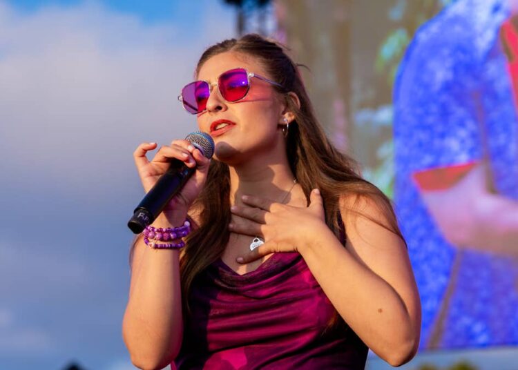 'Love on the Spectrum' Star Abbey Romeo Degustando Banana Foster no Celebrity Chef Gala Is Every Millennial Ever