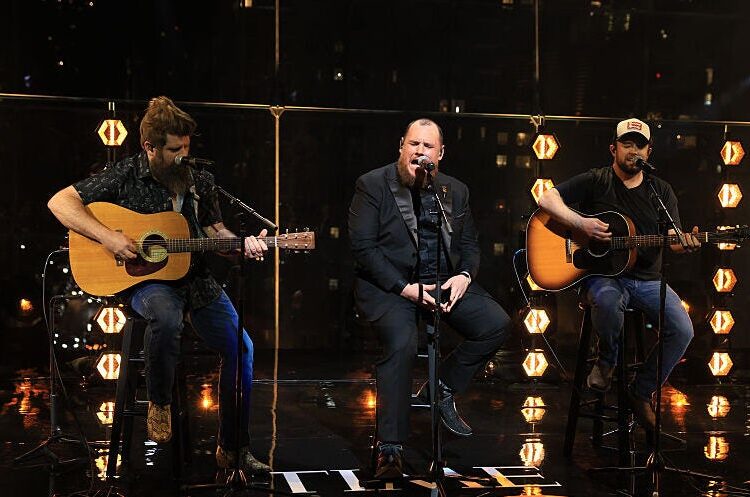 Luke Combs quebra o recorde de músicas mais consecutivas em primeiro lugar na parada country airplay